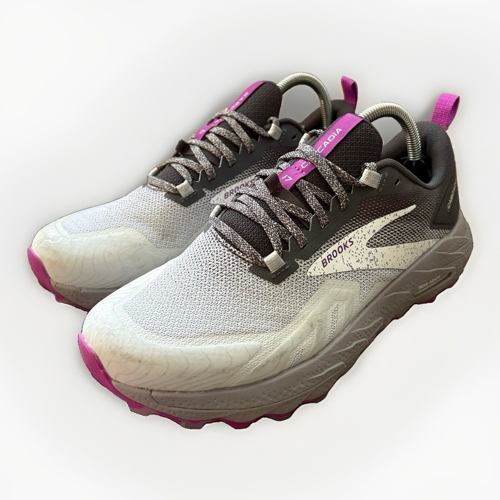 Brooks Cascadia 17 1203921B028 Oyster/Blackened Trail Shoe Women Sz 9.5D EUC